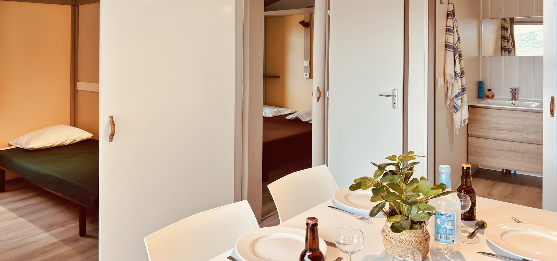 Camping kevano bungalow 2 chambres vue interieure general